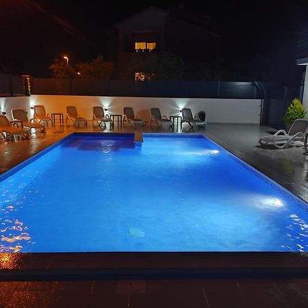 Viktor Rooms And Apartments Ровинь Экстерьер фото