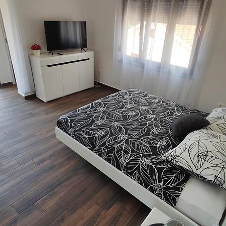 Viktor Rooms And Apartments Ровинь Экстерьер фото