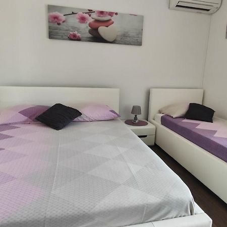Viktor Rooms And Apartments Ровинь Экстерьер фото
