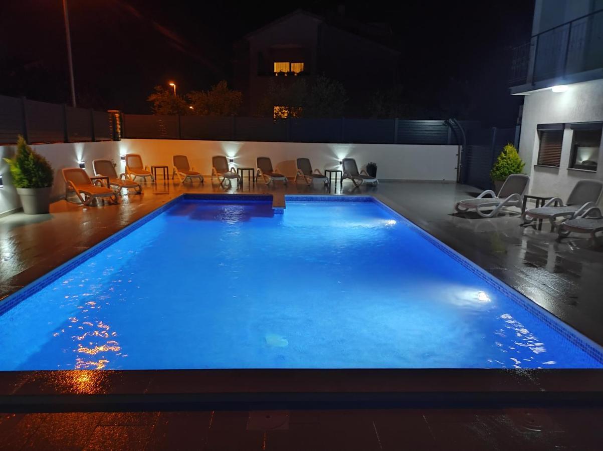 Viktor Rooms And Apartments Ровинь Экстерьер фото