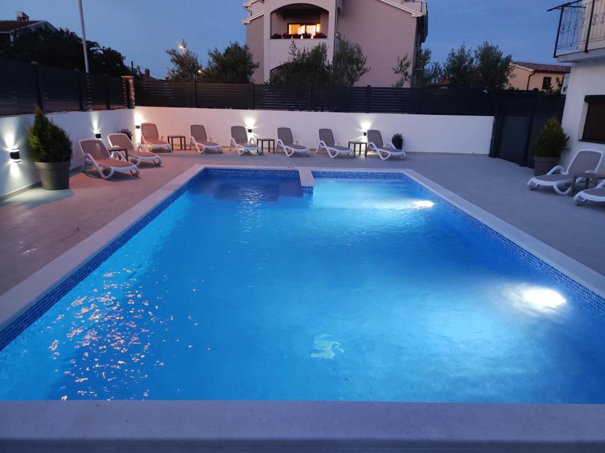 Viktor Rooms And Apartments Ровинь Экстерьер фото