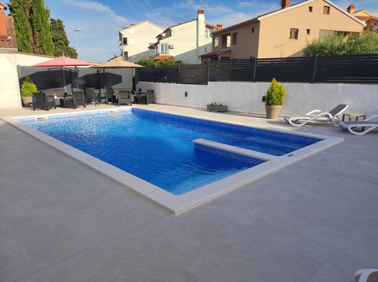 Viktor Rooms And Apartments Ровинь Экстерьер фото