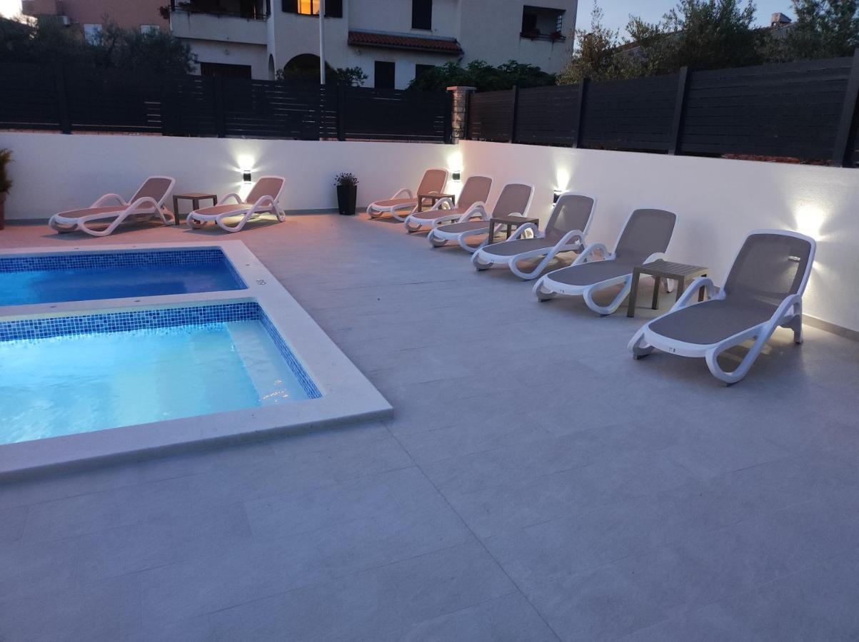 Viktor Rooms And Apartments Ровинь Экстерьер фото