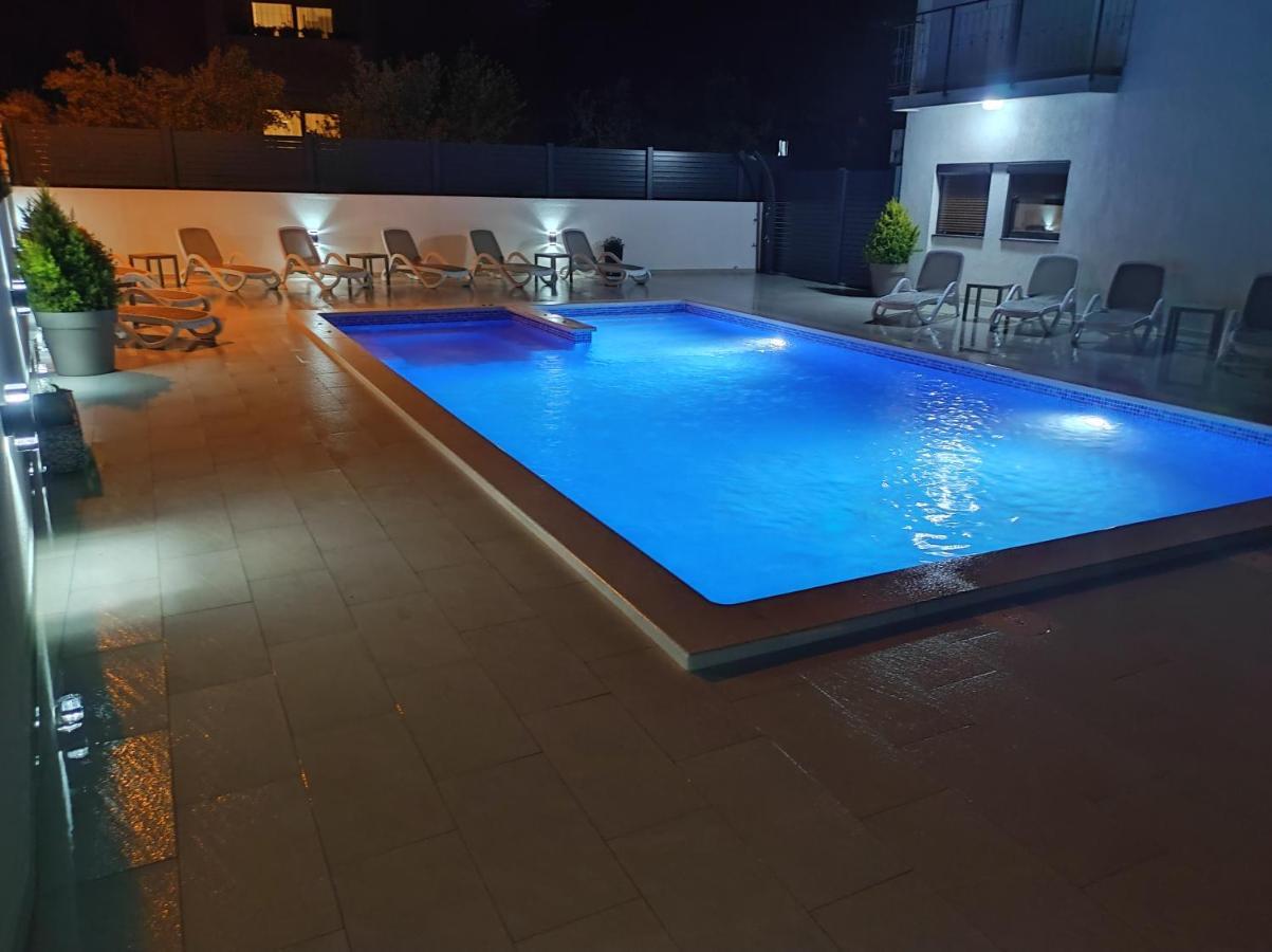 Viktor Rooms And Apartments Ровинь Экстерьер фото