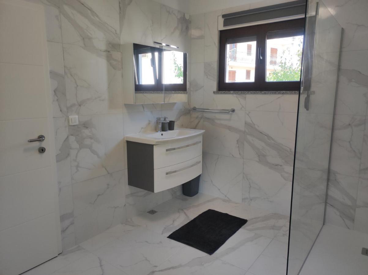 Viktor Rooms And Apartments Ровинь Экстерьер фото