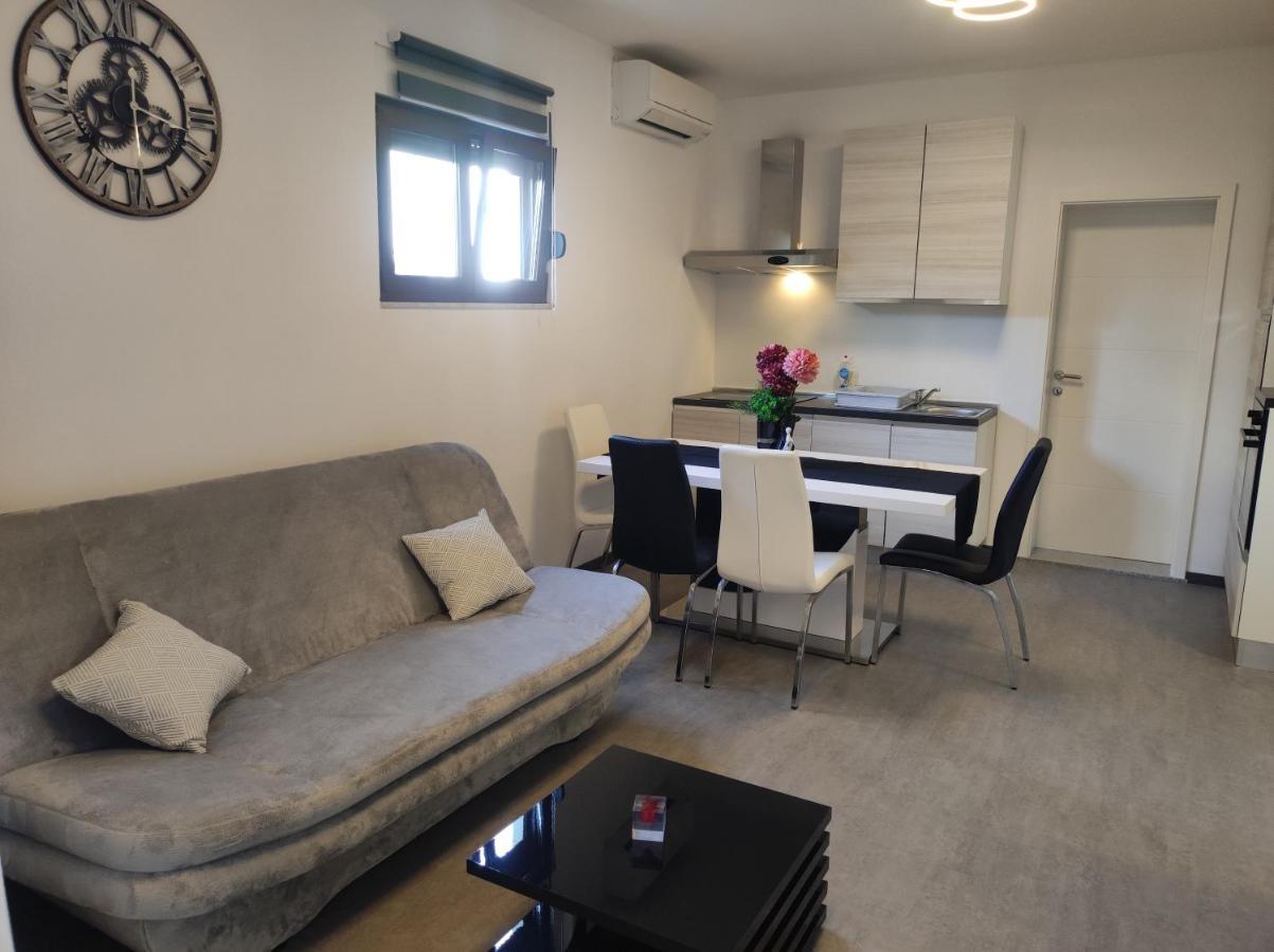 Viktor Rooms And Apartments Ровинь Экстерьер фото
