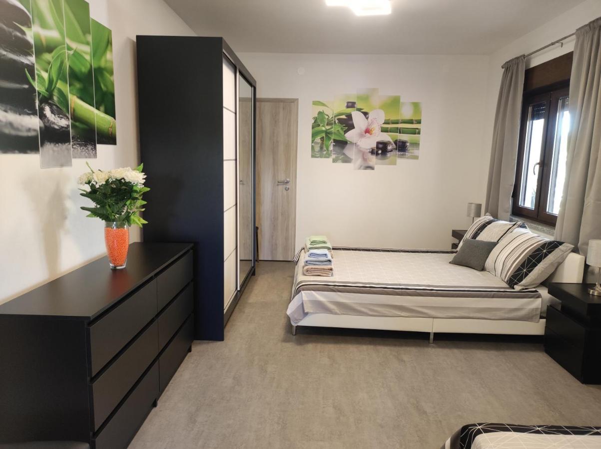 Viktor Rooms And Apartments Ровинь Экстерьер фото