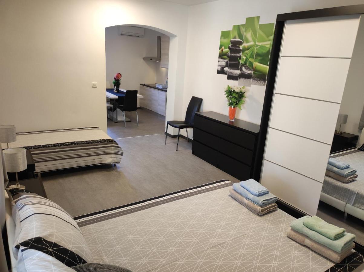 Viktor Rooms And Apartments Ровинь Экстерьер фото