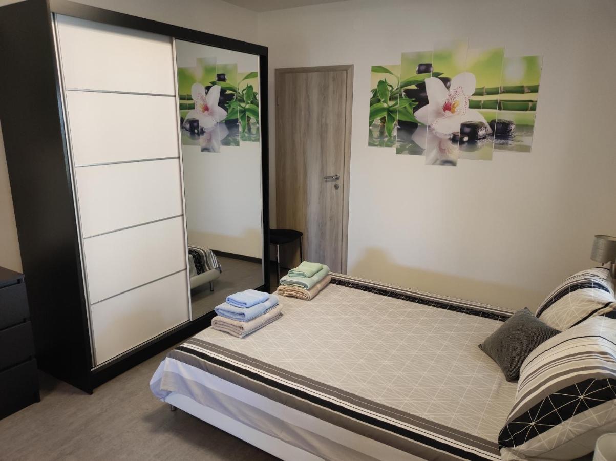 Viktor Rooms And Apartments Ровинь Экстерьер фото