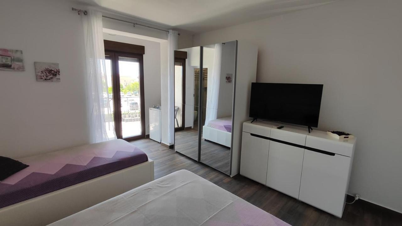 Viktor Rooms And Apartments Ровинь Экстерьер фото