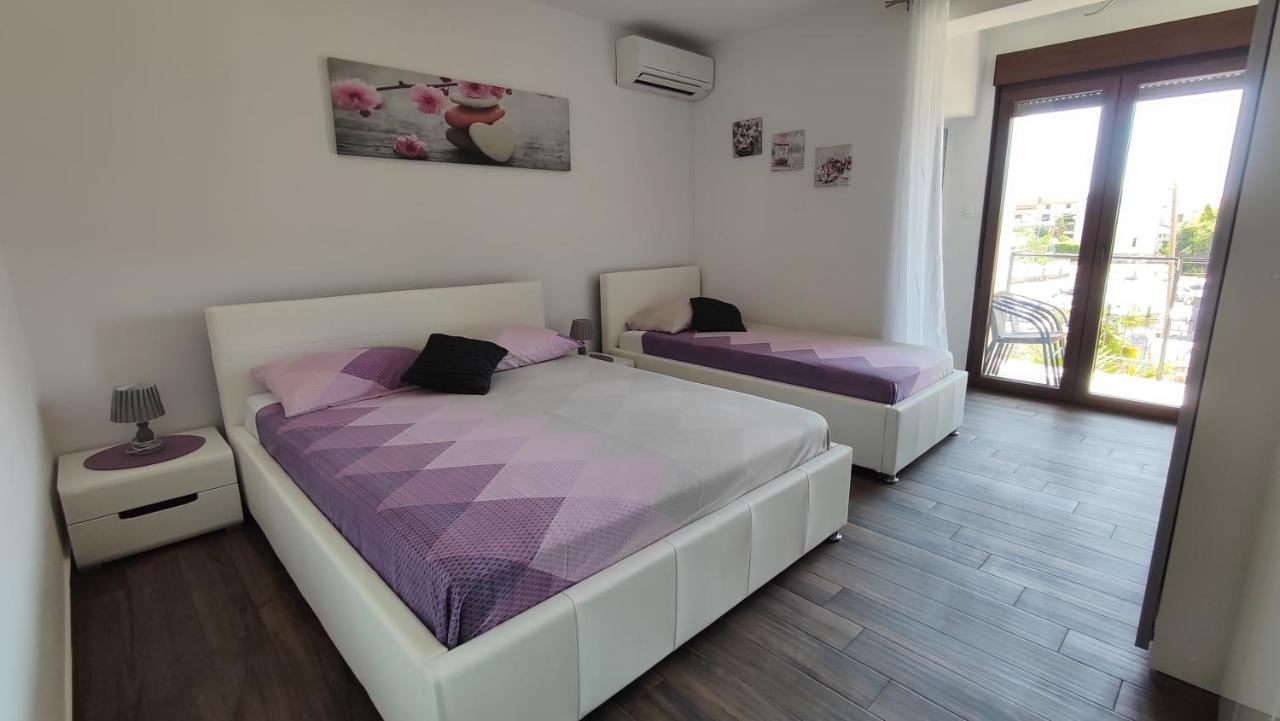 Viktor Rooms And Apartments Ровинь Экстерьер фото