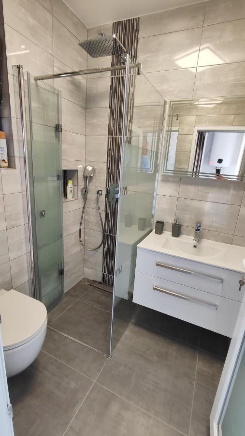 Viktor Rooms And Apartments Ровинь Экстерьер фото
