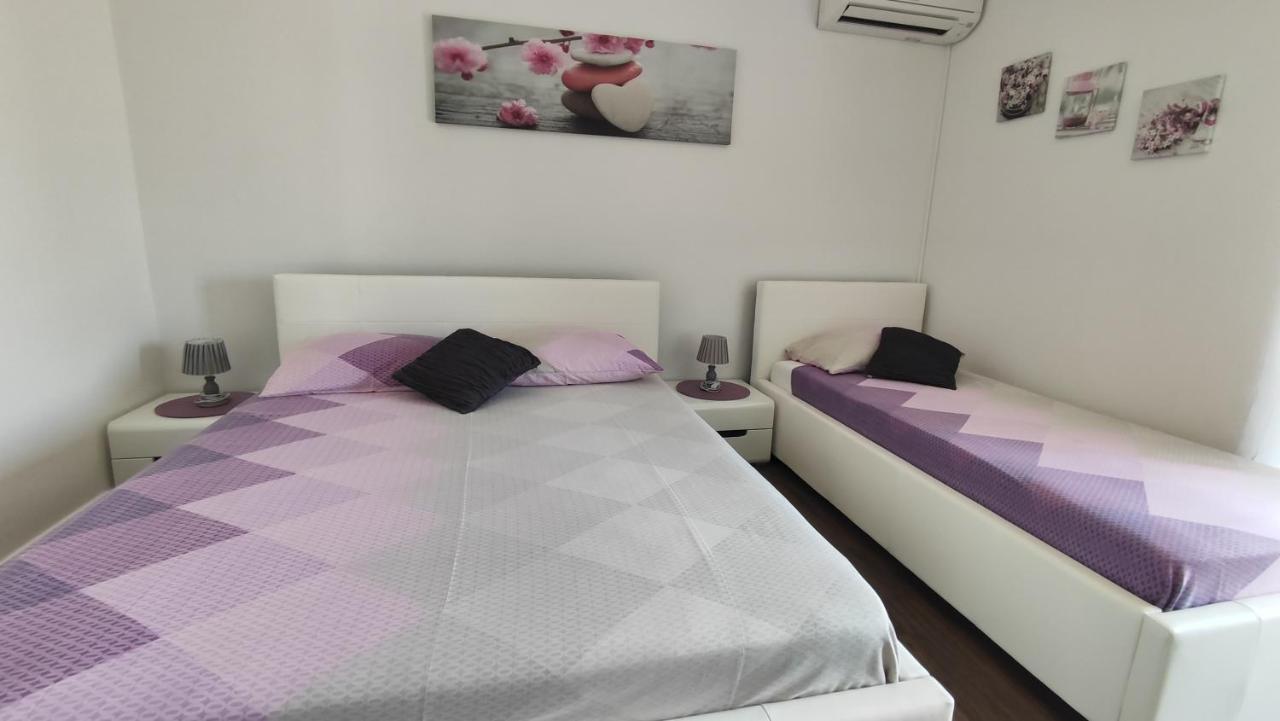 Viktor Rooms And Apartments Ровинь Экстерьер фото