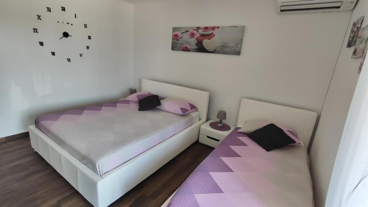 Viktor Rooms And Apartments Ровинь Экстерьер фото