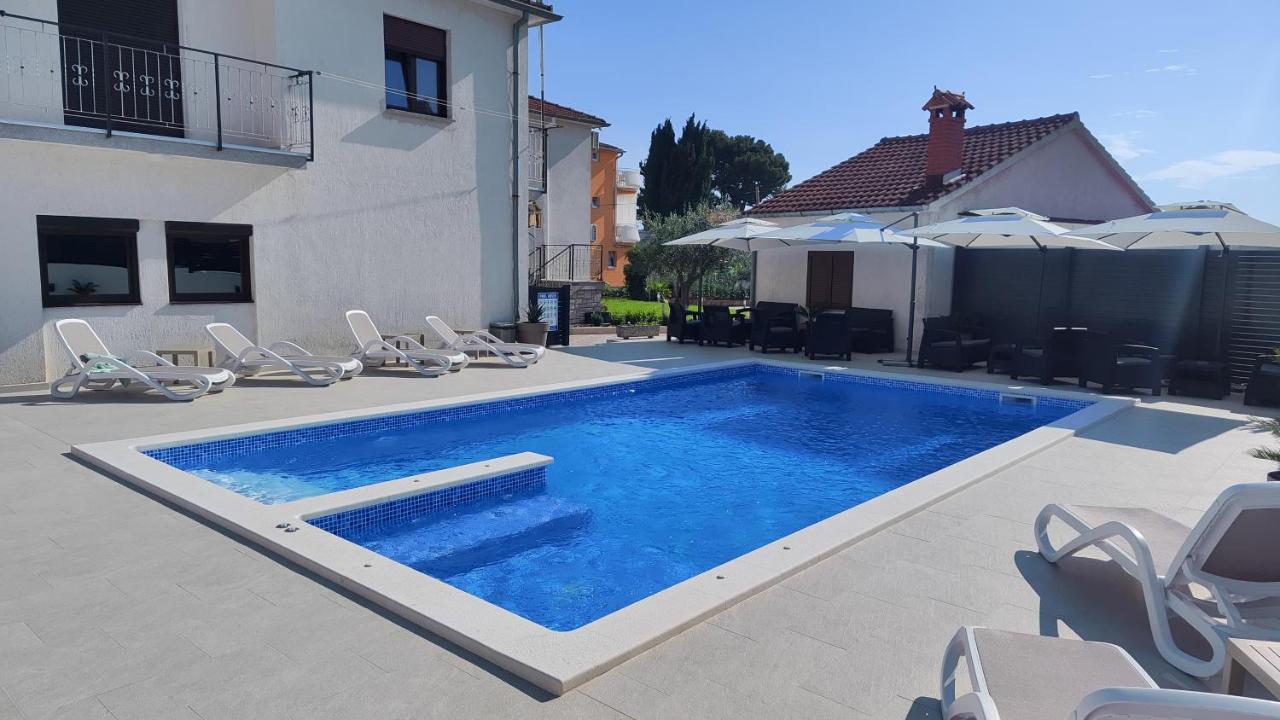 Viktor Rooms And Apartments Ровинь Экстерьер фото