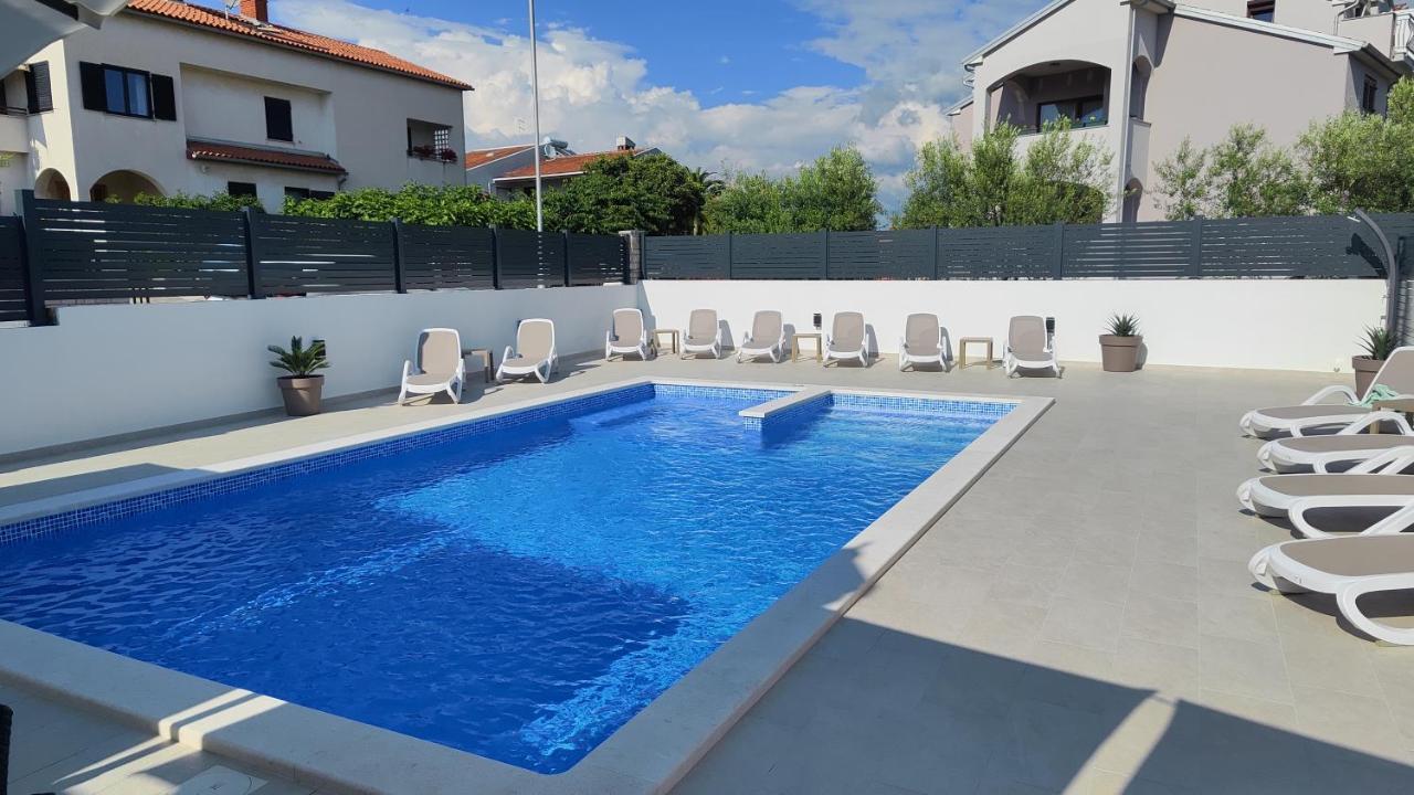 Viktor Rooms And Apartments Ровинь Экстерьер фото