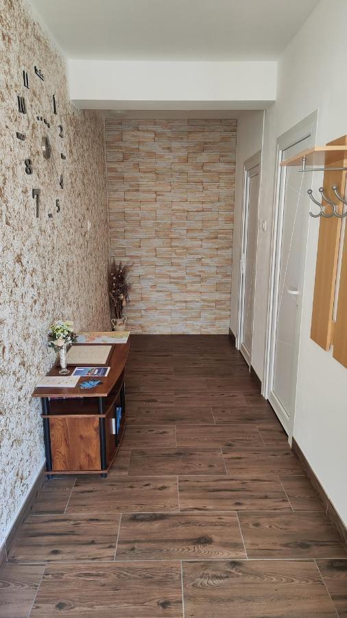 Viktor Rooms And Apartments Ровинь Экстерьер фото
