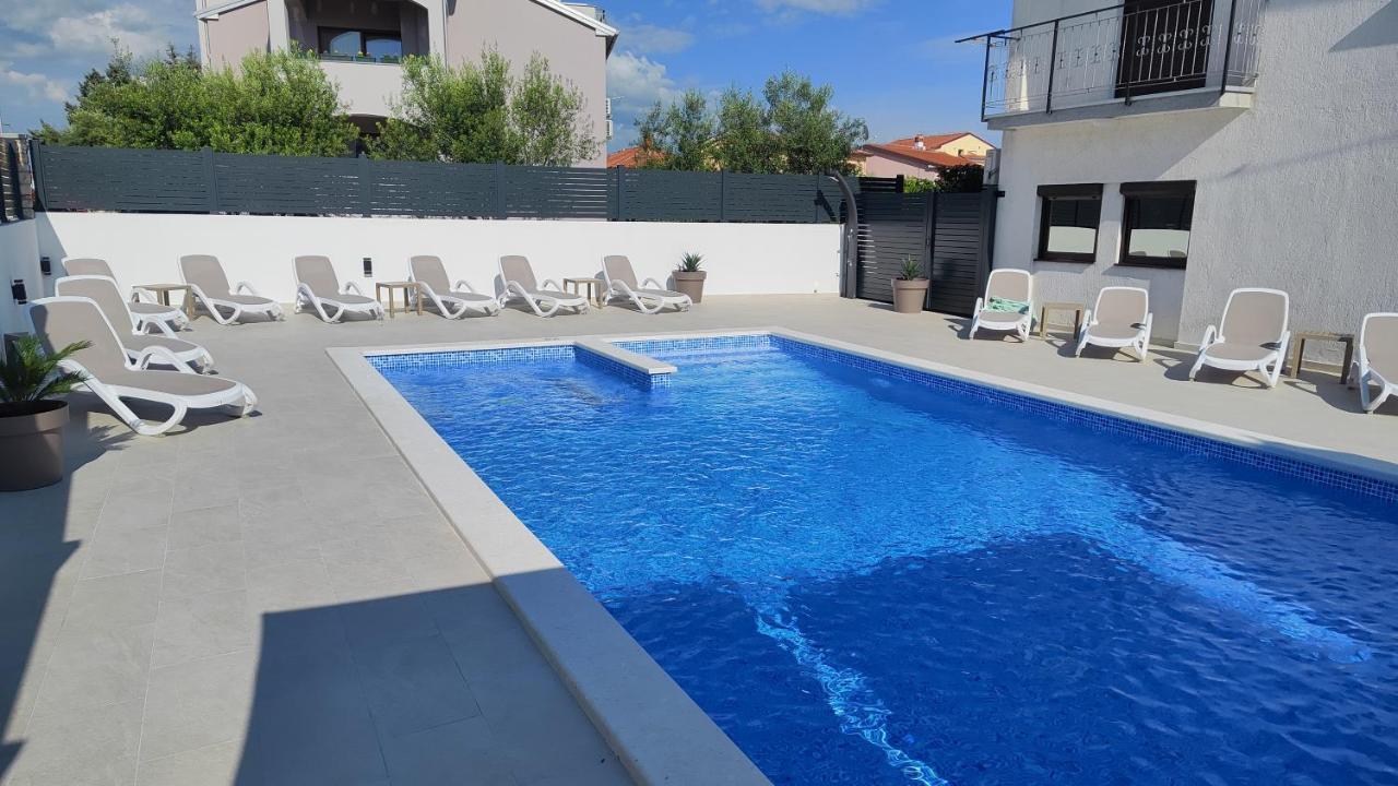 Viktor Rooms And Apartments Ровинь Экстерьер фото