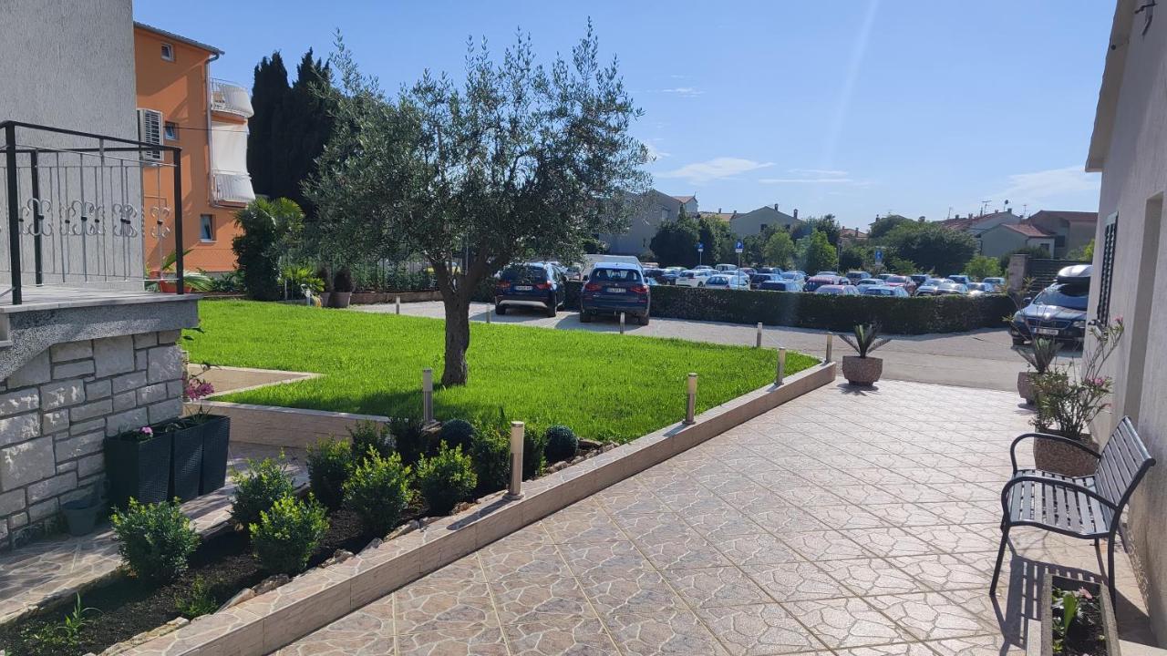 Viktor Rooms And Apartments Ровинь Экстерьер фото